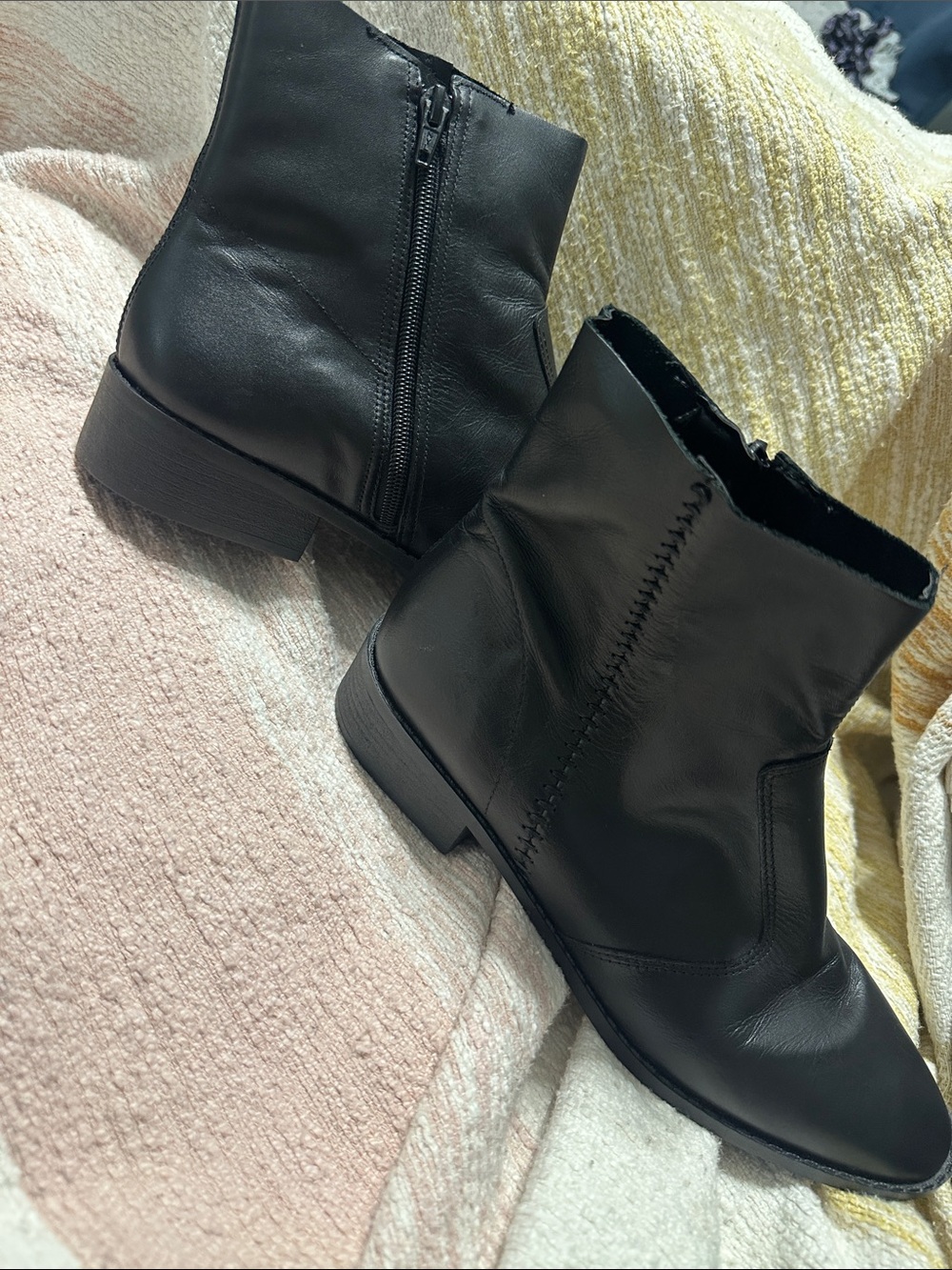 AREZZO Women's Black Leather Zip Ankle Booties - Sz 38
